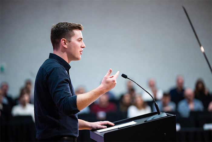 12 بهترین متن ادبی برای فن بیان (و تمرین)