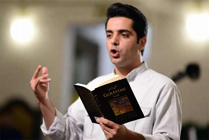 در حال شعر خواندن 