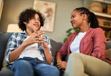 نحوه ارتباط والدین با نوجوانان: 7 تکنیک ارتباط با نوجوان (بهترین ها)